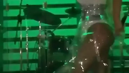 Sırp şarkıcı jk sallamak kıçını