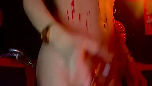 Meme uçlarım mumdan çok sertleşiyor!