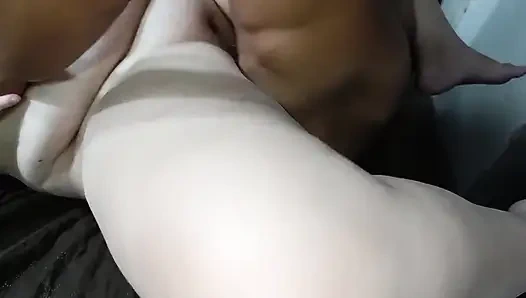 Sıska genç sevgilinin tüm yarağını yutuyor