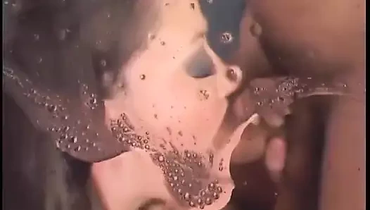 İri göğüslü esmer Sara Stone kendini patron sandı ve sözlü kınama sırasında aniden çalışanının büyük yarağını buldu