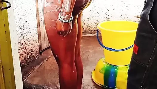 Açık havada hamile kız arkadaşımı kirli bir ortamda banyo yaptırıyor.