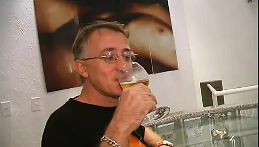 Güzel götlü güzel fahişeler yarak yiyor ve derin anal seks yapıyor