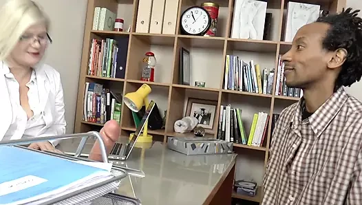 Jinekolog kocasını muayene ediyor