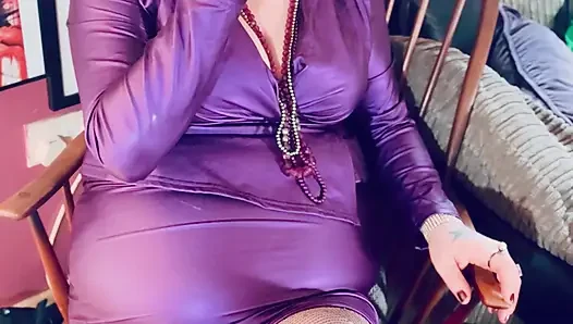 Lezzetli bir glam Tina Snua bir kibritle bir tutağa bir sigara yakıyor - sigara içen sigara içiyor