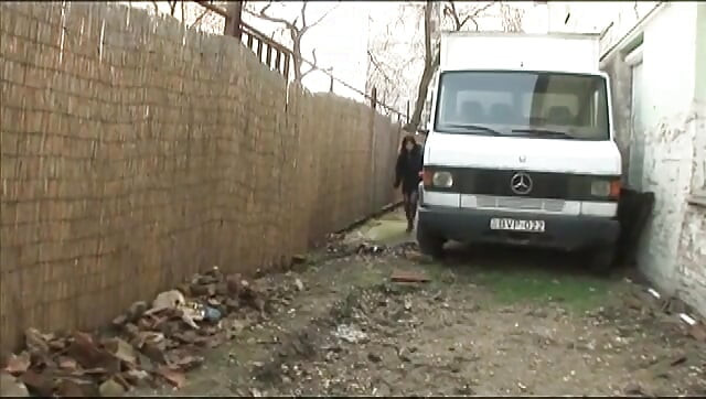 Ateşli genç kız amcık sikişi için iki adama katılıyor