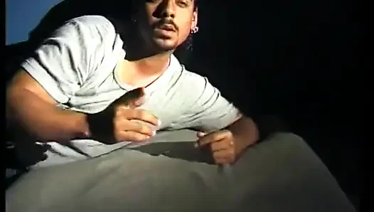 Azgın adam istekli siyah bir sürtük tarafından direğini emdiriyor