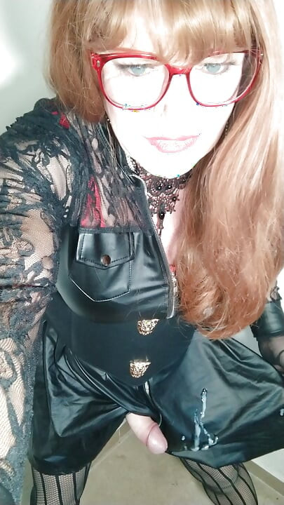 Yeni elbiseli travesti
