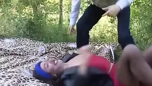 Ormanda sert seks seven çiftle maskeli rol yapma