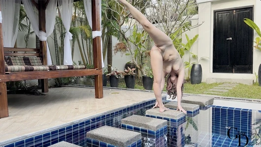 Çıplak yoga: kalça açma akışı - gri arzu