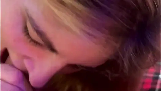 Üvey babaya sakso çekiyor ve yumruklanıyor