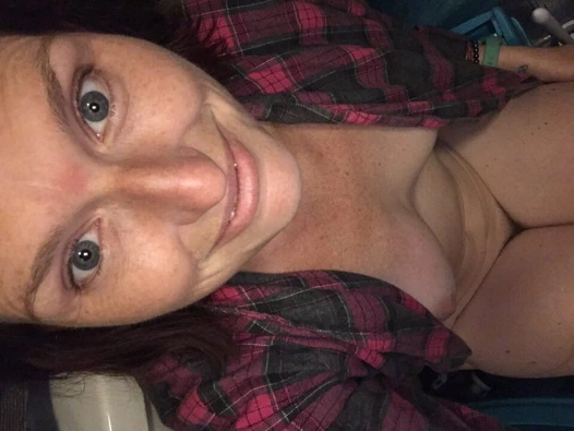 Sabah 5'te çiş için gittikten sonra göbek ve boobie oynamak