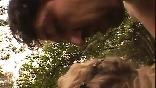 Sarışın sürtük açık havada zar zor sikiliyor