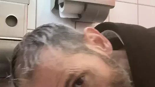 pisuarı ve kirli botlarımı yalamak