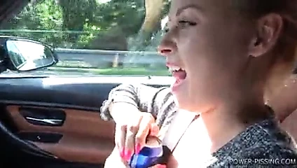 Kız çişini tutamıyor ve dışarıda çişini yapamıyor