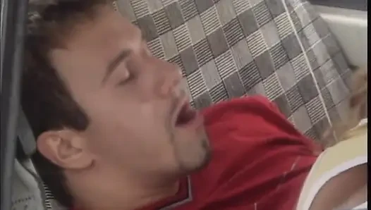 Sarışın azgın orta yaşlı seksi kadın arabanın içinde sert seks yapıyor