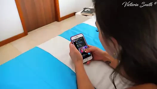 Minik üvey kız kardeş büyük yarağımla sıkı amını domaltarak ikiye bölmeme izin veriyor