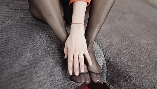 Naylon çoraplı orta yaşlı seksi kadın ayakları!