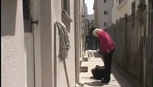 Ateşli sarışın sürtük iki çikolata tenli adam tarafından çifte sikiliyor