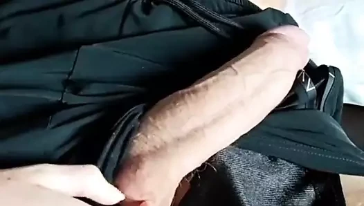 Minik elleri beni yumuşaktan çok hızlı bir şekilde sikiyor