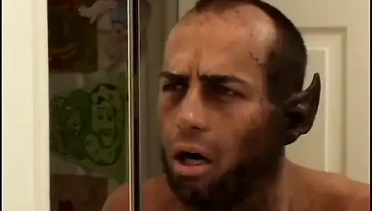 Bir adam kurt adama dönüşüyorken iki sürtük ve üç adam seks partisi yapıyor