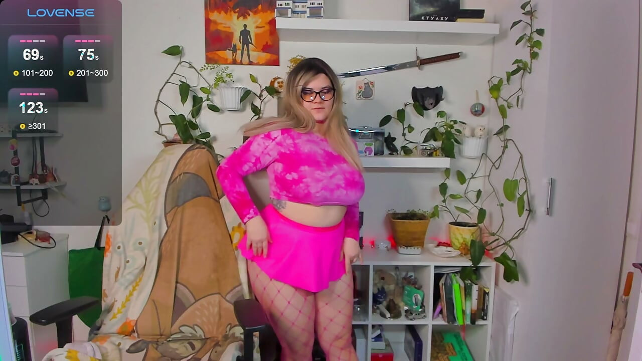 Pembe giyinmiş sevimli tombul kız seksi dans ediyor