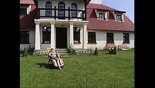 Sarışın azgın sürtük bahçıvanının büyük bir yarağını emiyor