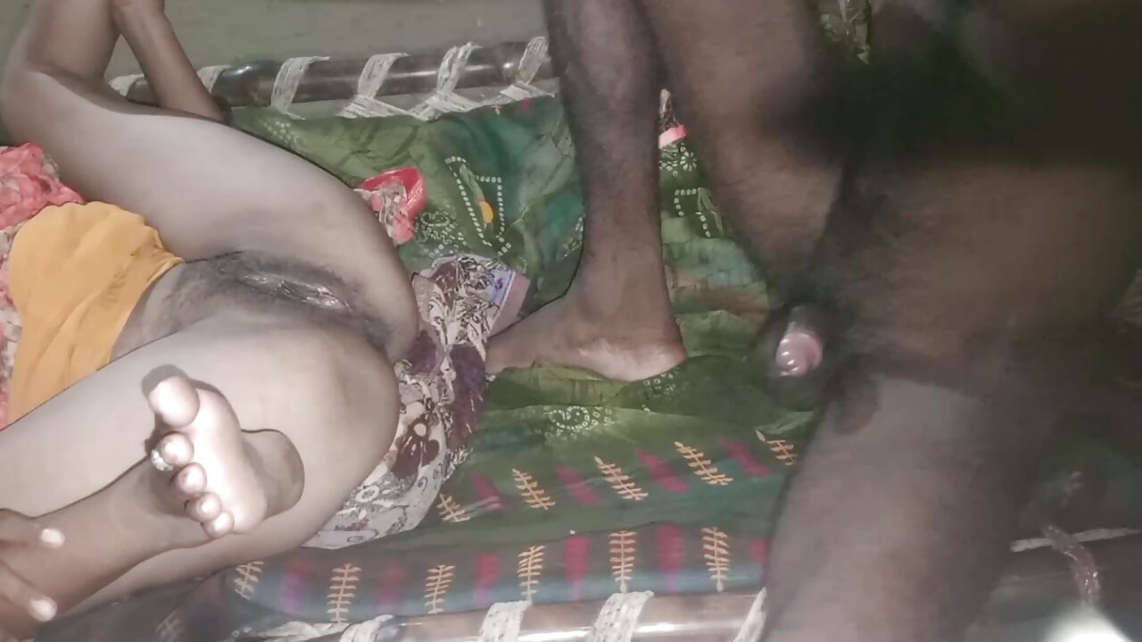 Ek garib ka desi bhabhi paisa ke liye gand chodai first time sex indian