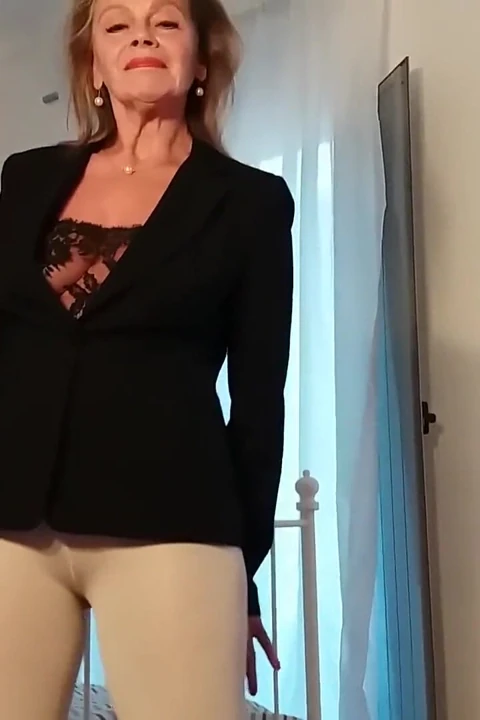 Büyükannenin Süper Bacakları Var!