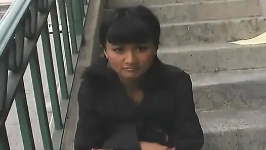 Baştan çıkarıcı esmer kanepede sert sikiliyor