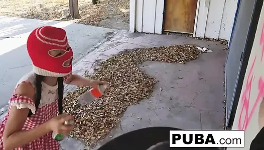 Marica Hase ev serserisi Chris Cock'tan büyük zenci yarağı alıyor!