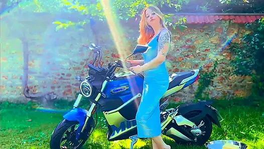 Motosikletli amcık ıslak azdırıyor ve orgazm oluyor