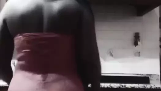 Une salope en robe moulante courte