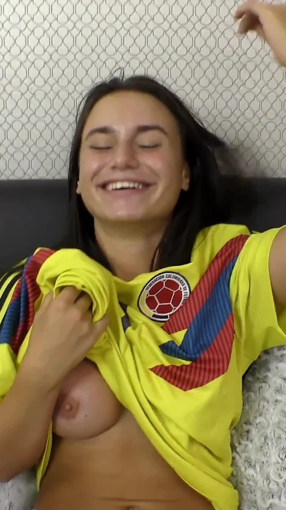 Üvey kız kardeş favori futbol formasıyla anal dölleniyor