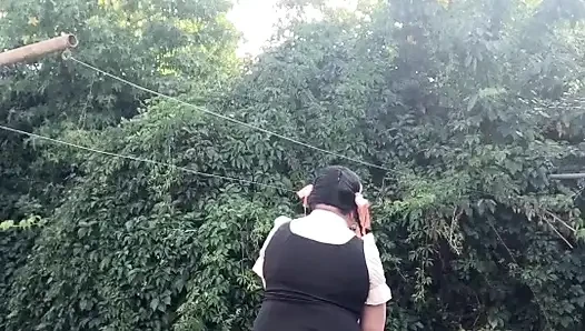 Bir akşam için yeni kız öğrenci tarzı elbiseli bir kıyafetle.