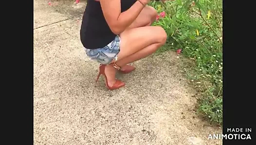 Kot şortlar ve yüksek topuklu ayakkabılar