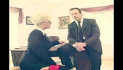 Seksi sarışın sekreter ofiste patronu tarafından klasik bir pornoda sikiliyor