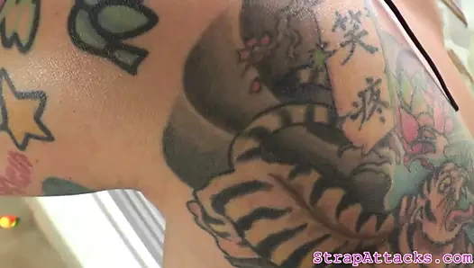 dövmeli dominatrix mandal onu siyah erkek arkadaşı