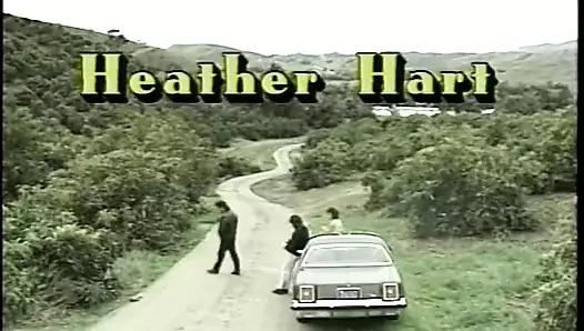 Ateşli götlü esmer piliç açık havada yarak emiyor ve sikişiyor