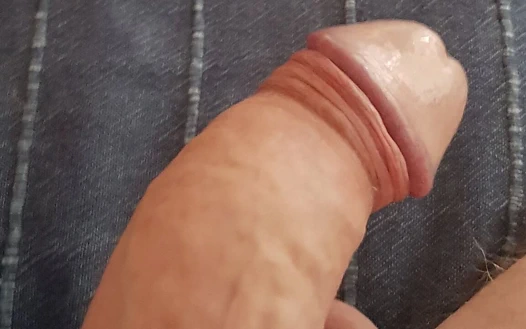 Yatakta yatıyor ve beni sıvazlıyor