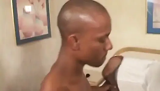 Doğal piercingli büyük göğüsler amcığındaki büyük siyah yarağı seviyor