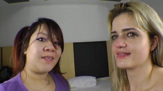 Britney dev ve Alice tarafından ateşli öpücükler dev