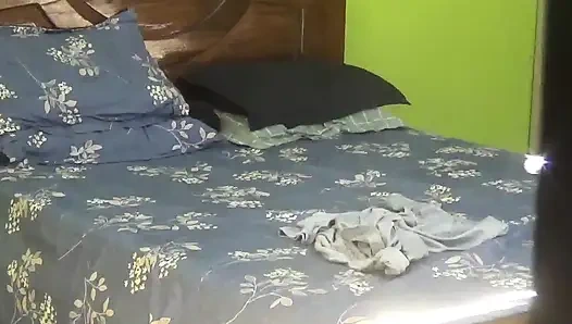 Güzel kız büyük siyah yarağa biniyor.