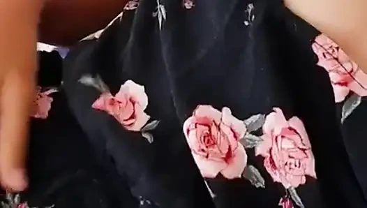 Genç göğüslerimi oynuyorum