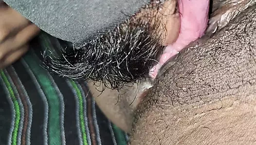 Sert amcık emiyor ve Hintli amcığı sikiyor