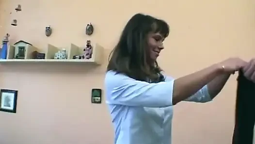 Çoraplı esmer yarak emiyor ve sikiliyor
