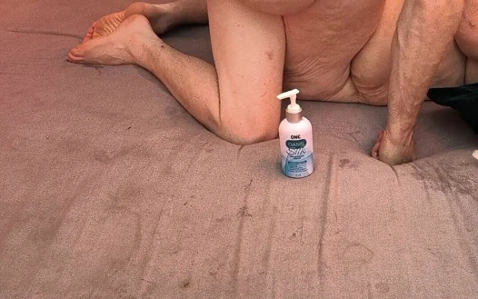 Çadırda edepsizce kayıyor ve amcığını yarakla gizliyor