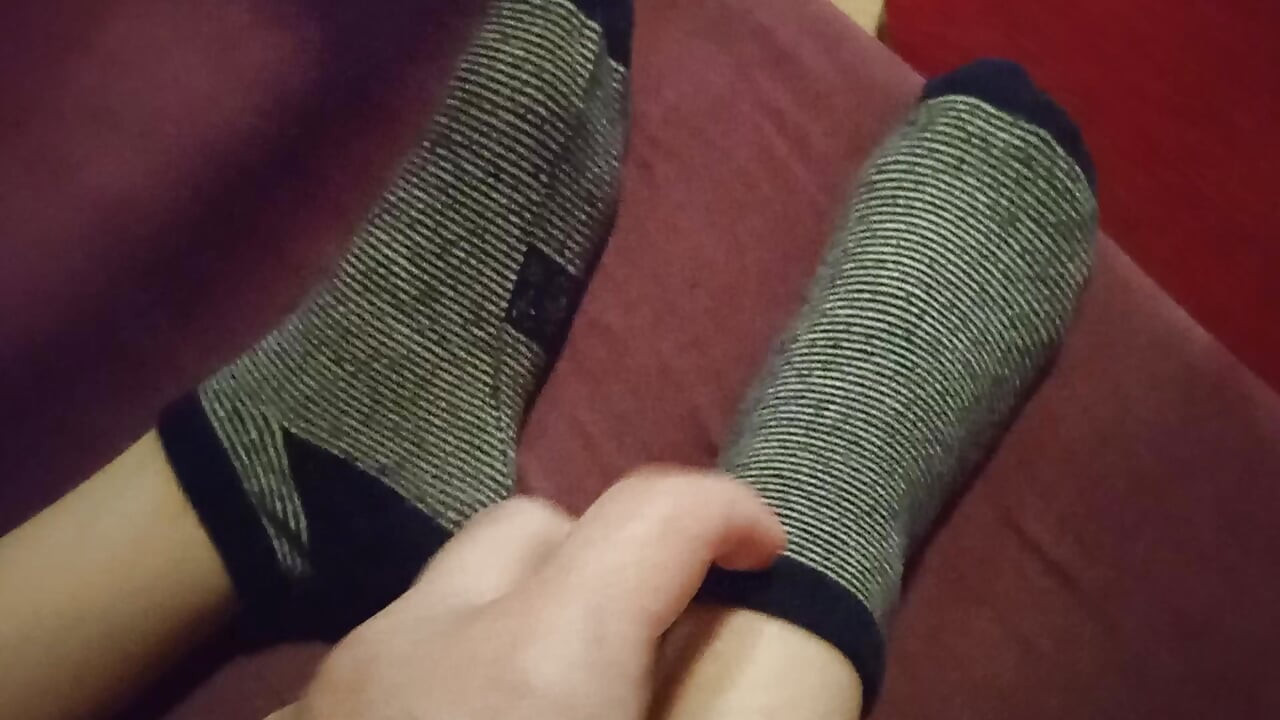 Çoraplarımı çıkarıyorum güzel beyaz bacaklar