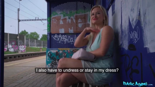 Public Agent - büyük memeli sarışın Lily Joy tren istasyonunun arkasında sikiliyor