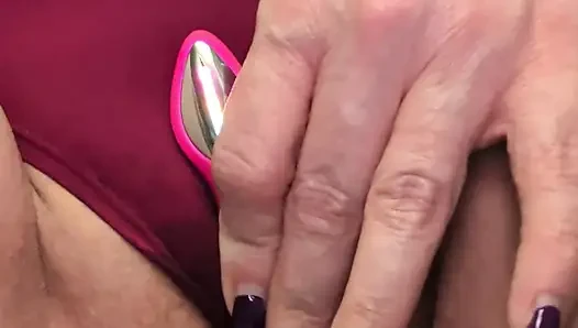 Genç erkek avcısı orta yaşlı seksi kadın lush mini kullanarak külotunu sırılsıklam ediyor