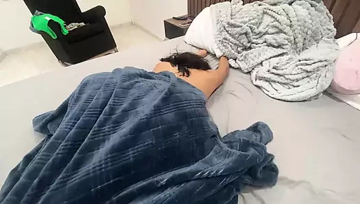 Üvey annemin heyecanlı amına arka arkaya iki kez geliyorum